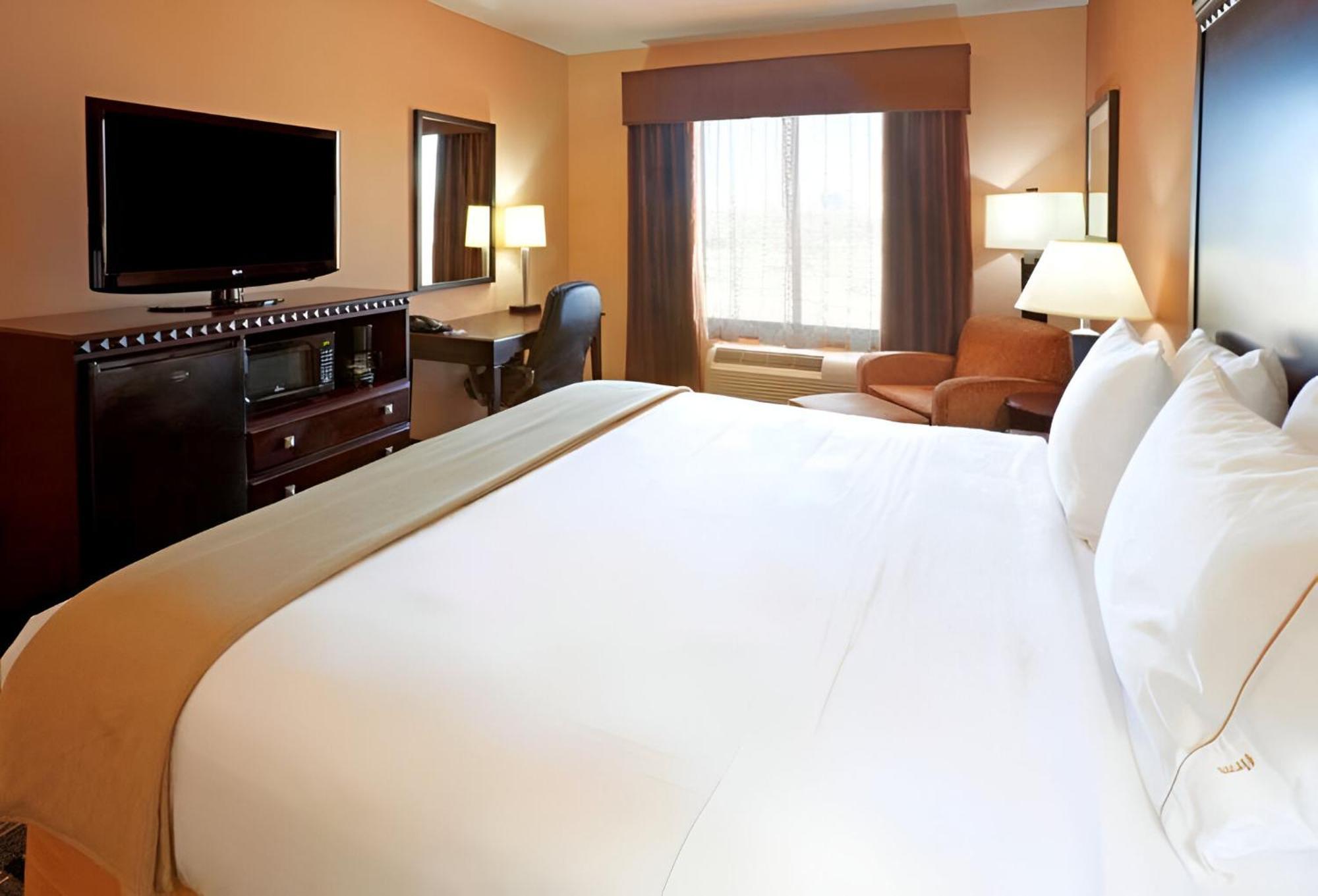 Comfort Inn & Suites Dallas Medical-Market Center Екстериор снимка