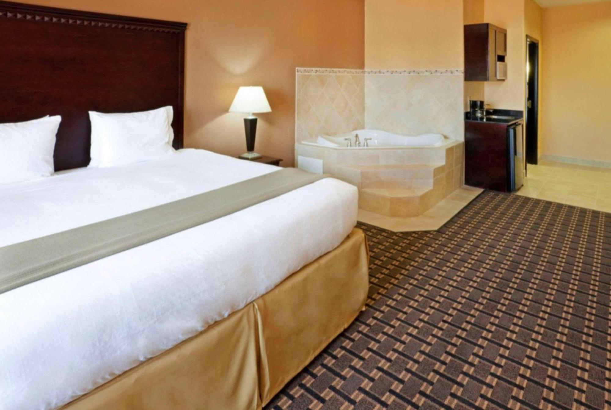 Comfort Inn & Suites Dallas Medical-Market Center Екстериор снимка