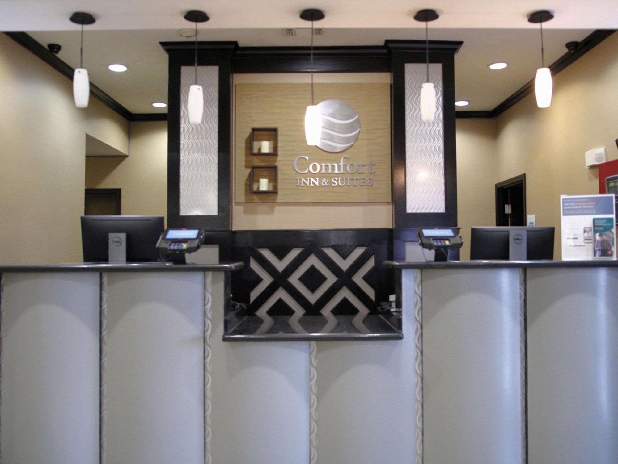 Comfort Inn & Suites Dallas Medical-Market Center Екстериор снимка