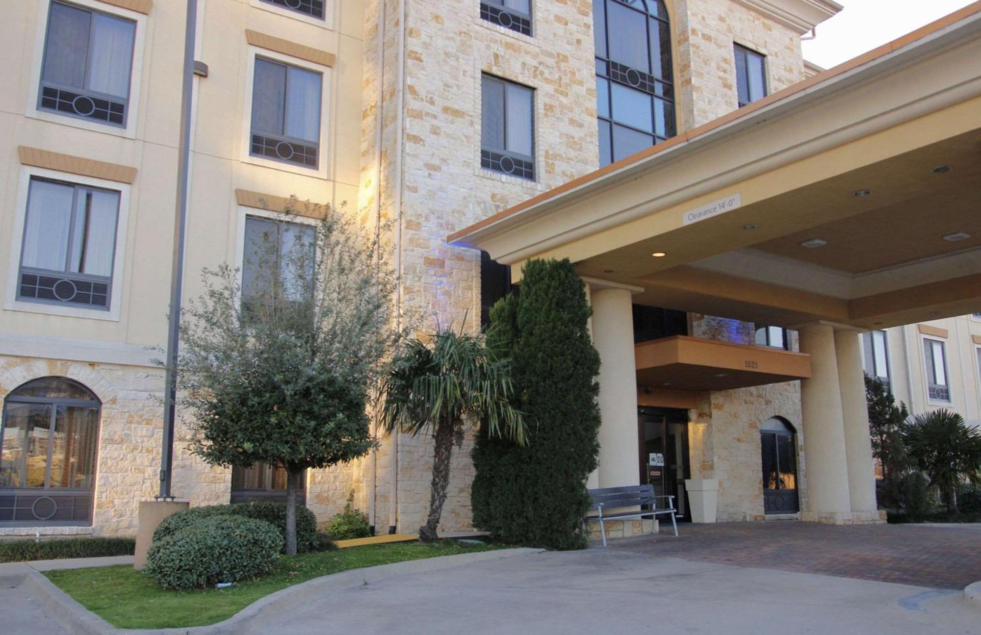 Comfort Inn & Suites Dallas Medical-Market Center Екстериор снимка